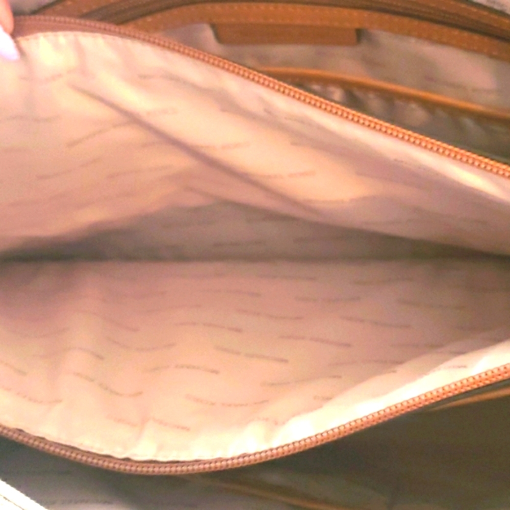 Sold BIG NWT MICHEAL Micheal KORS OF STOCK NWT TRAVEL SIGNATURE JET SET TRAVEL - Picture 7 of 16
